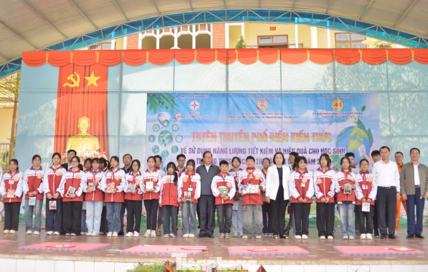 Ban tổ chức tặng sách các em học sinh.