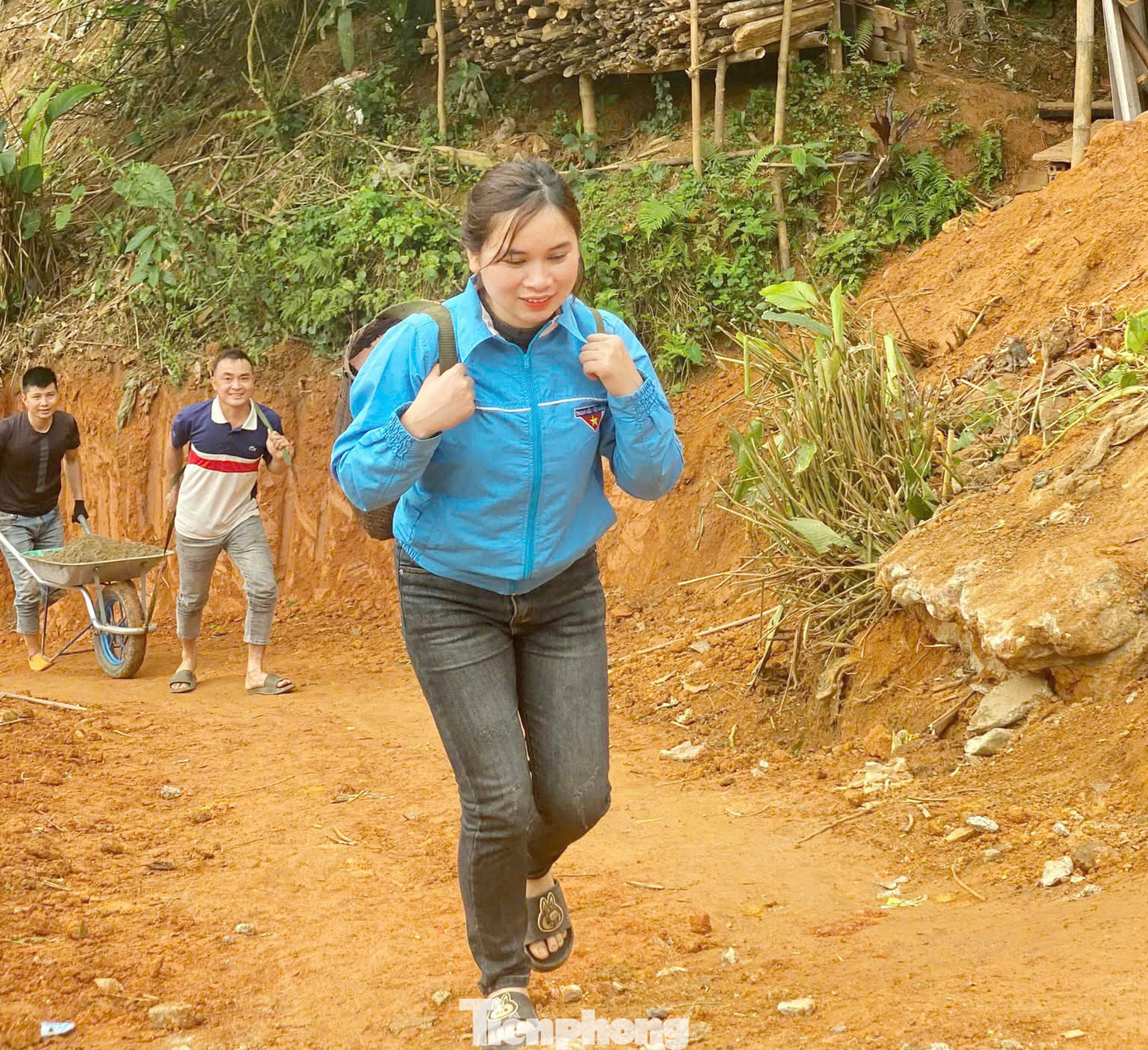 Đoàn viên nữ xung phong gùi vật liệu leo dốc hàng km giúp người dân xóa nhà tạm, nhà dột nát. Đoàn viên nữ xung phong gùi vật liệu leo dốc hàng km giúp người dân xóa nhà tạm, nhà dột nát.