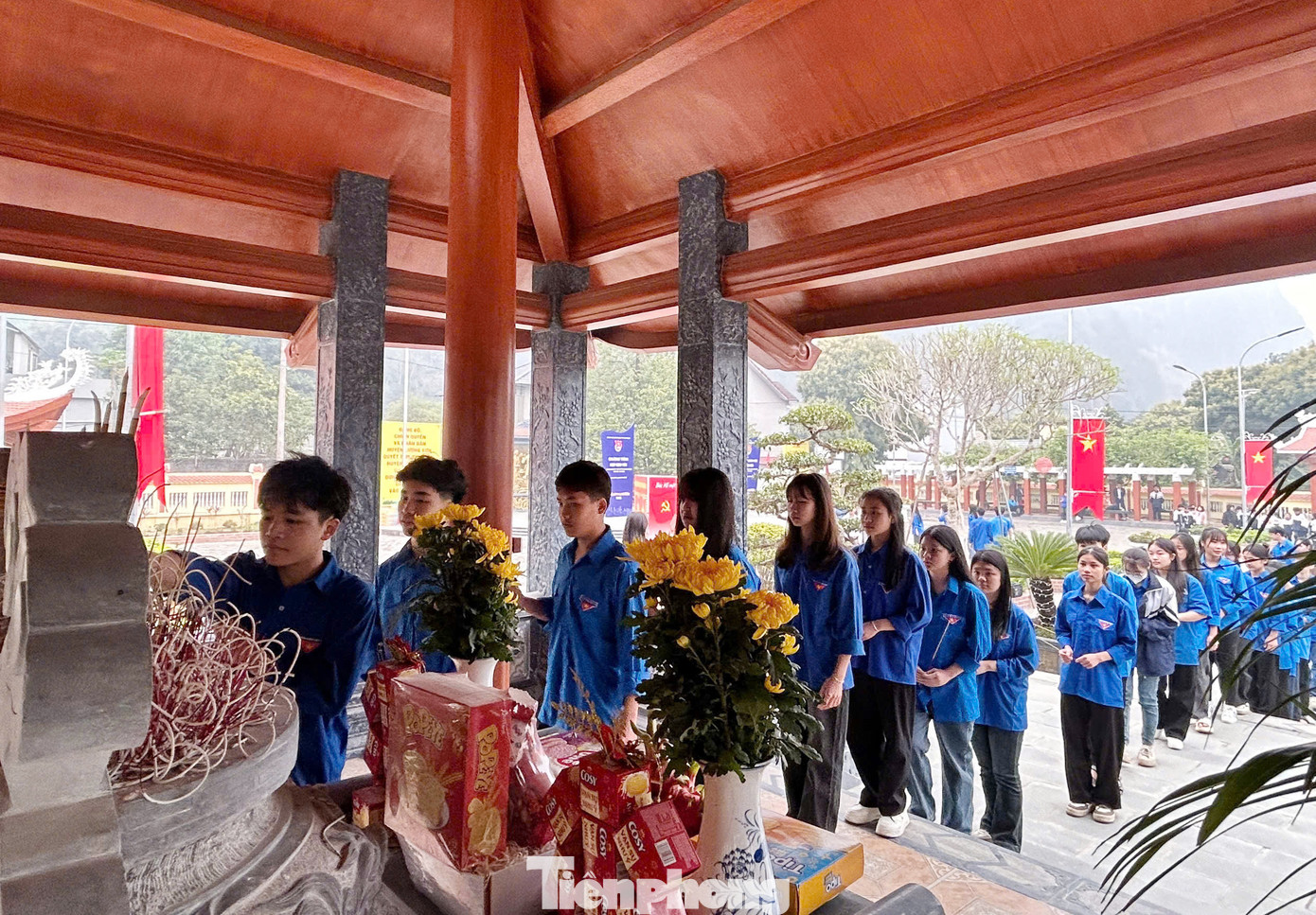 Ngày 23/3, tại Khu di tích Bác Hồ về thăm Tập đoàn sản xuất Chí Hòa (xã Lâm Sơn, huyện Lương Sơn, tỉnh Hòa Bình) Ban Thường vụ Tỉnh Đoàn Hòa Bình tổ chức chương trình "Ngày đoàn viên” năm 2025. Tại đây, Ban Thường vụ Tỉnh Đoàn tổ chức lễ dâng hương báo công Bác Hồ về kết quả hoạt động đoàn của Tháng Thanh niên 2025.