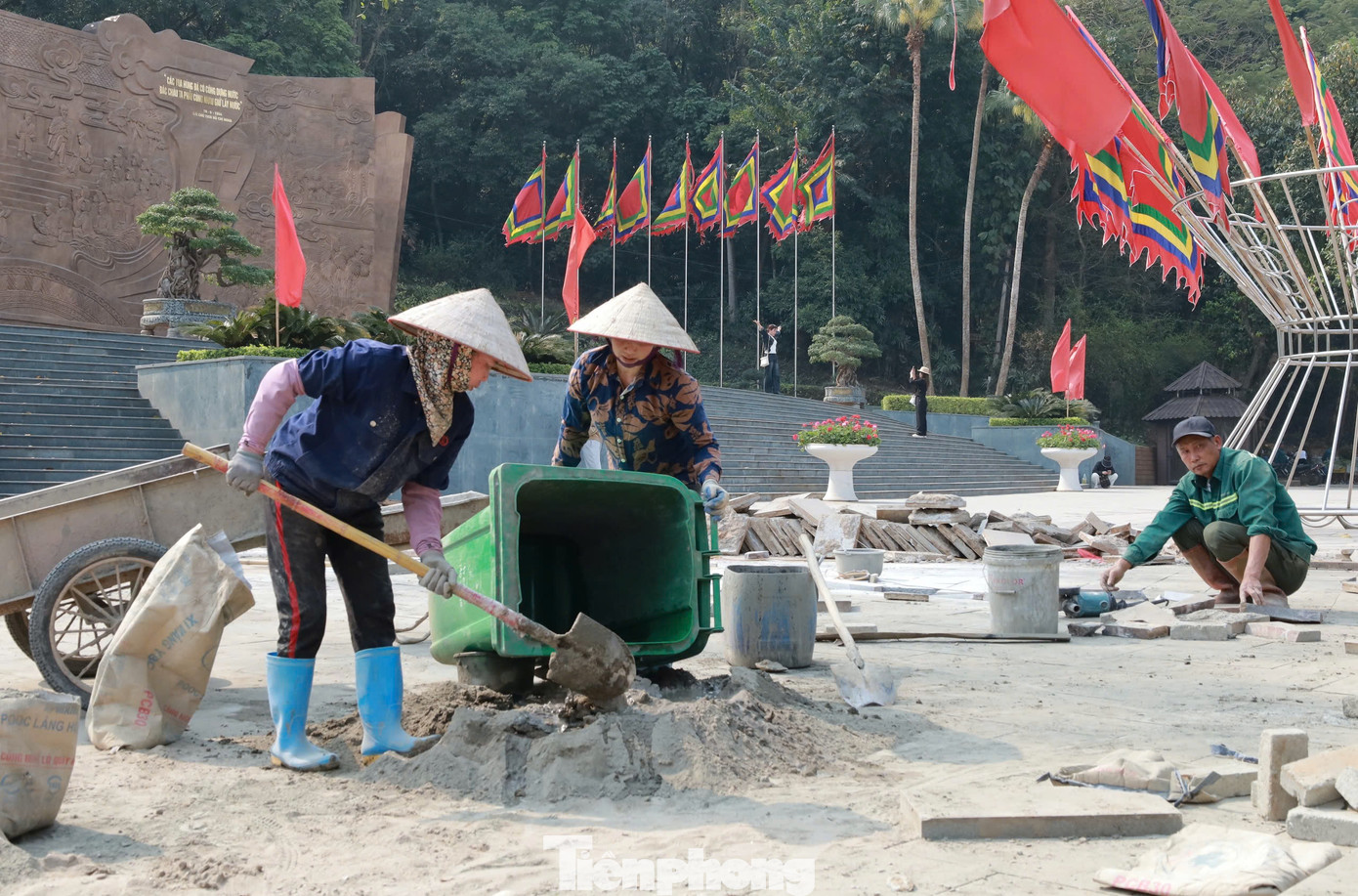 Hiện công nhân hoàn tất những phần việc cuối cùng chuẩn bị chu đáo cho lễ Giỗ Tổ Hùng Vương và Tuần Văn hóa - Du lịch đất Tổ năm Ất Tỵ - 2025.