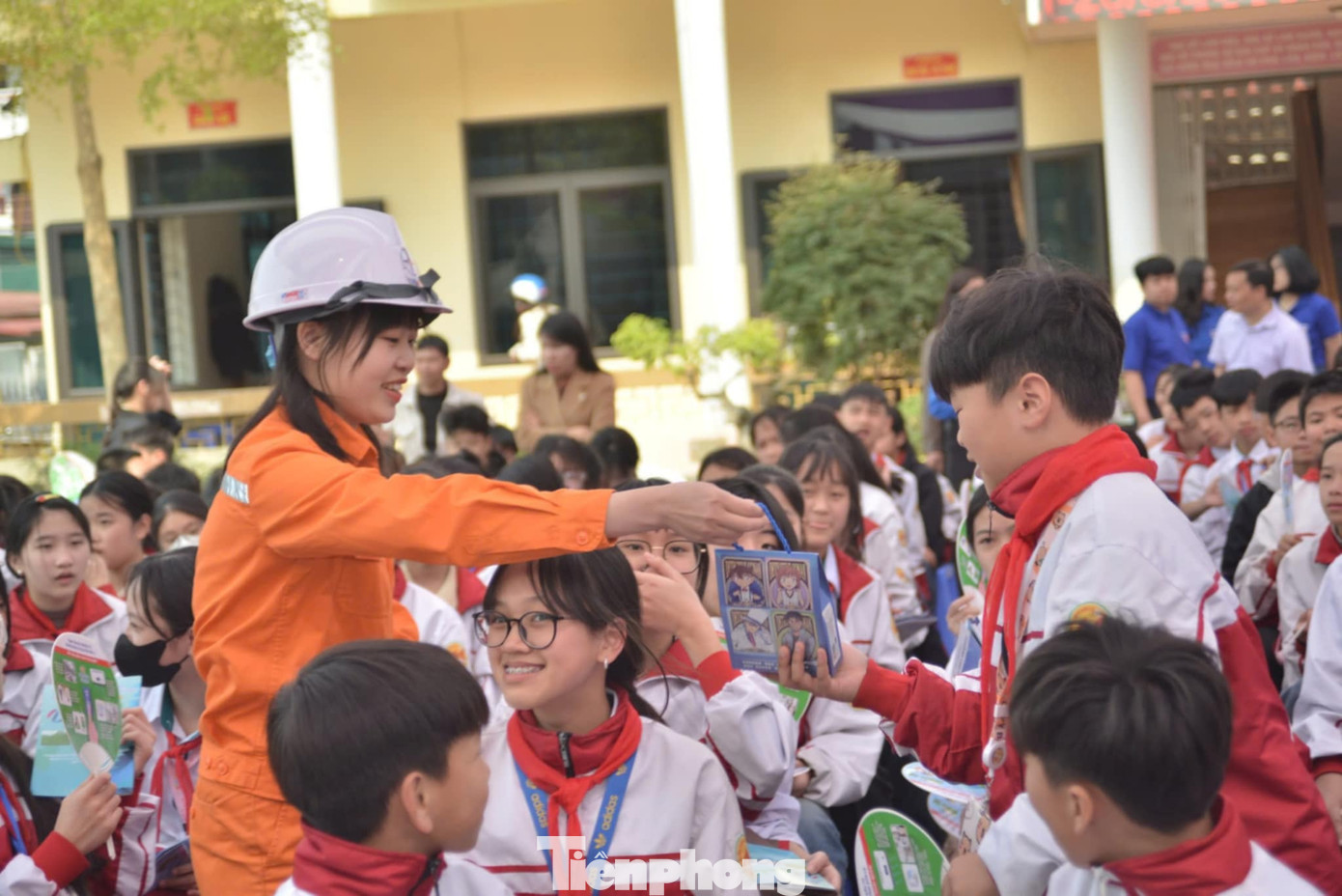 Tặng phần thưởng cho các em trả lời đúng câu hỏi Tặng phần thưởng cho các em trả lời đúng câu hỏi