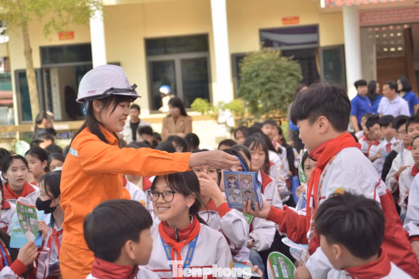 Tặng phần thưởng cho các em trả lời đúng câu hỏi