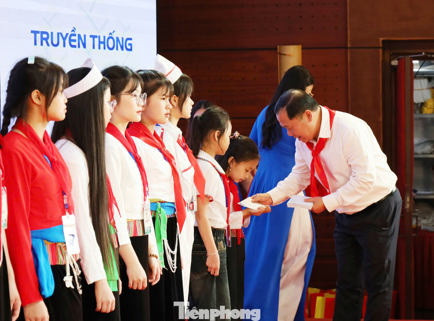 Ông Nguyễn Phi Long tặng quà các cháu danh hiệu "Cháu ngoan Bác Hồ" có hoàn cảnh khó khăn. Ông Nguyễn Phi Long tặng quà các cháu danh hiệu "Cháu ngoan Bác Hồ" có hoàn cảnh khó khăn.