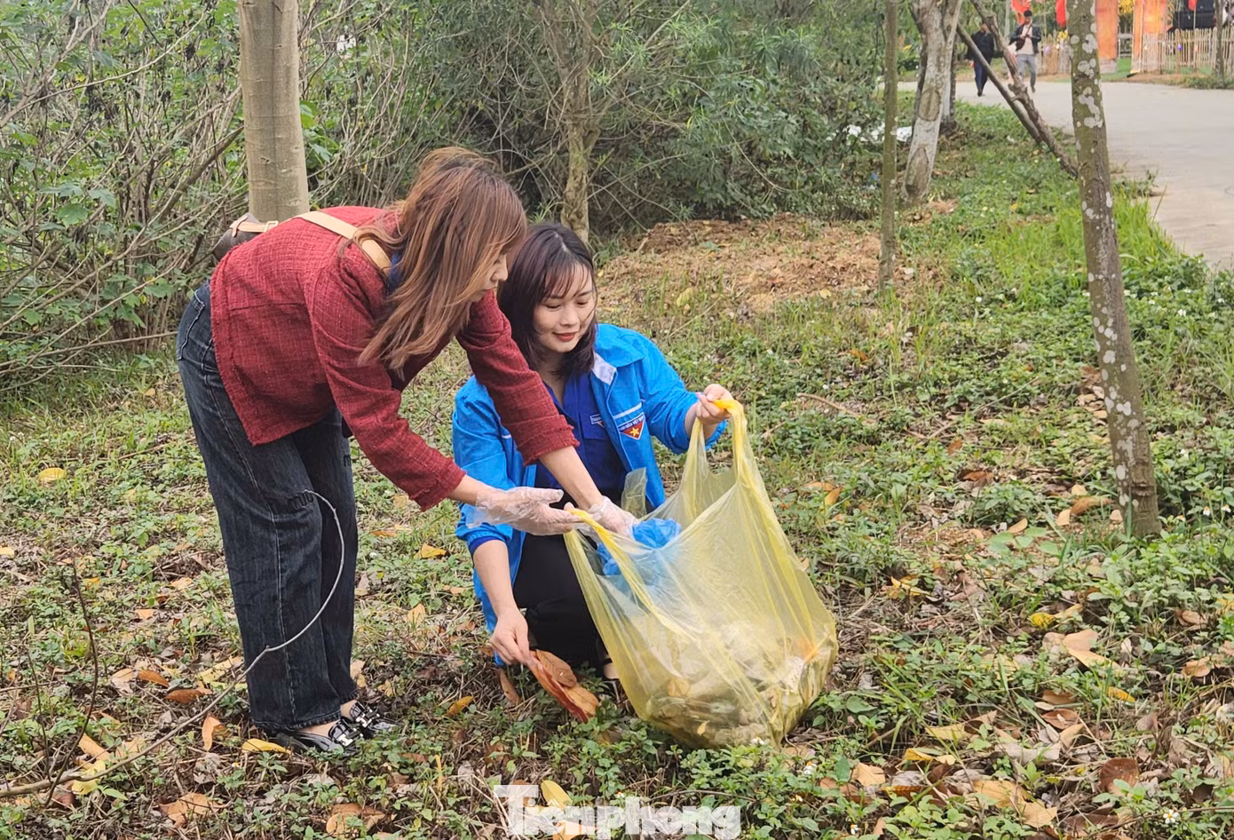 Đoàn viên thanh niên phối hợp với lực lượng Công an tham gia giữ gìn trật tự, an toàn giao thông tại các chốt có đèn giao thông trên địa bàn TP. Việt Trì, các tuyến quốc lộ, tỉnh lộ, nút giao với đường cao tốc phòng, chống ùn tắc giao thông các ngày cao điểm.