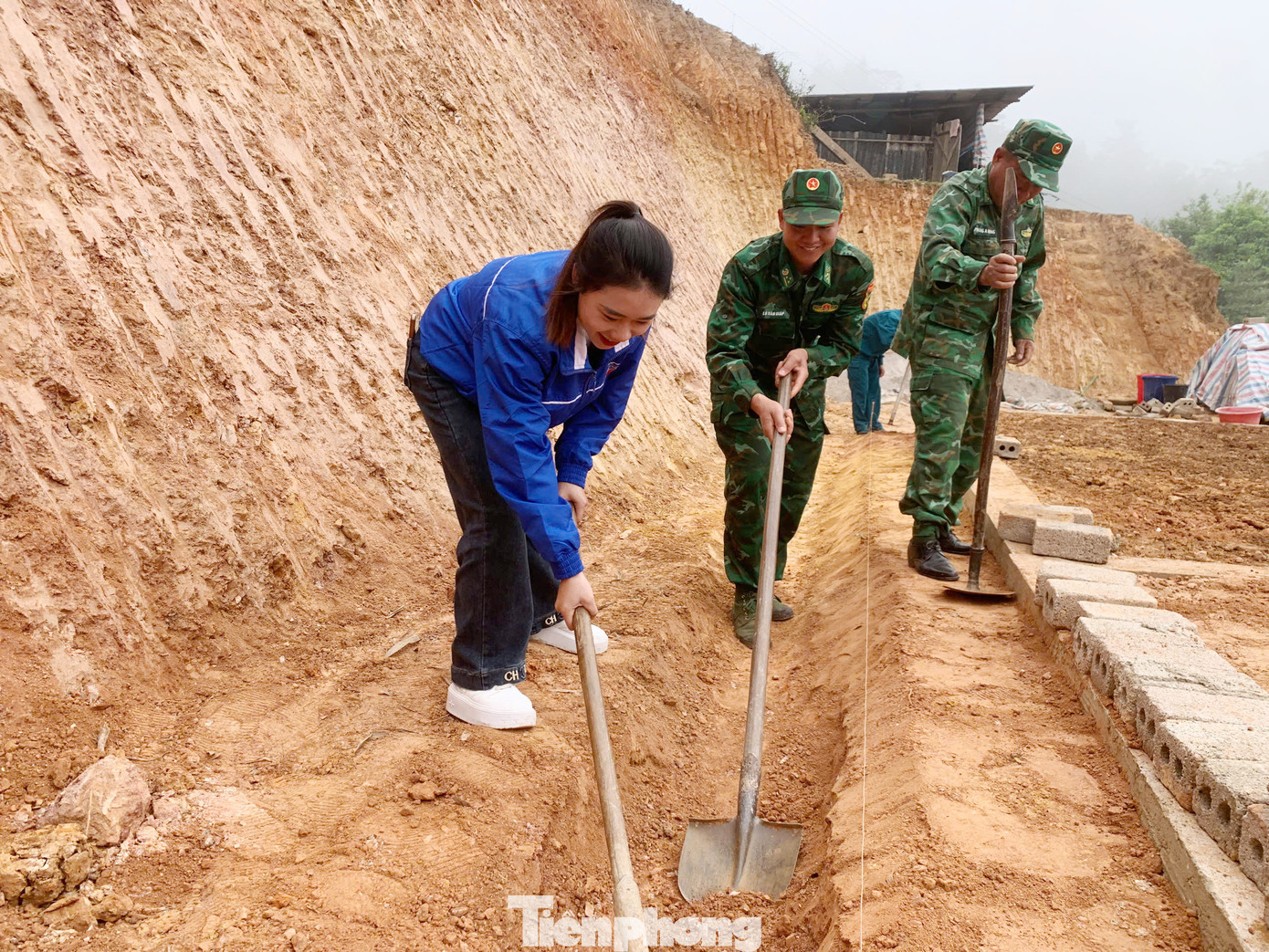 Chung tay cùng địa phương xóa nhà tạm, dột nát vào năm 2025, BĐBP tỉnh tiếp tục làm tốt công tác tuyên truyền vận động các tổ chức, cá nhân, huy động các nguồn lực để chung tay thực hiện phong trào xóa nhà tạm, nhà dột nát.