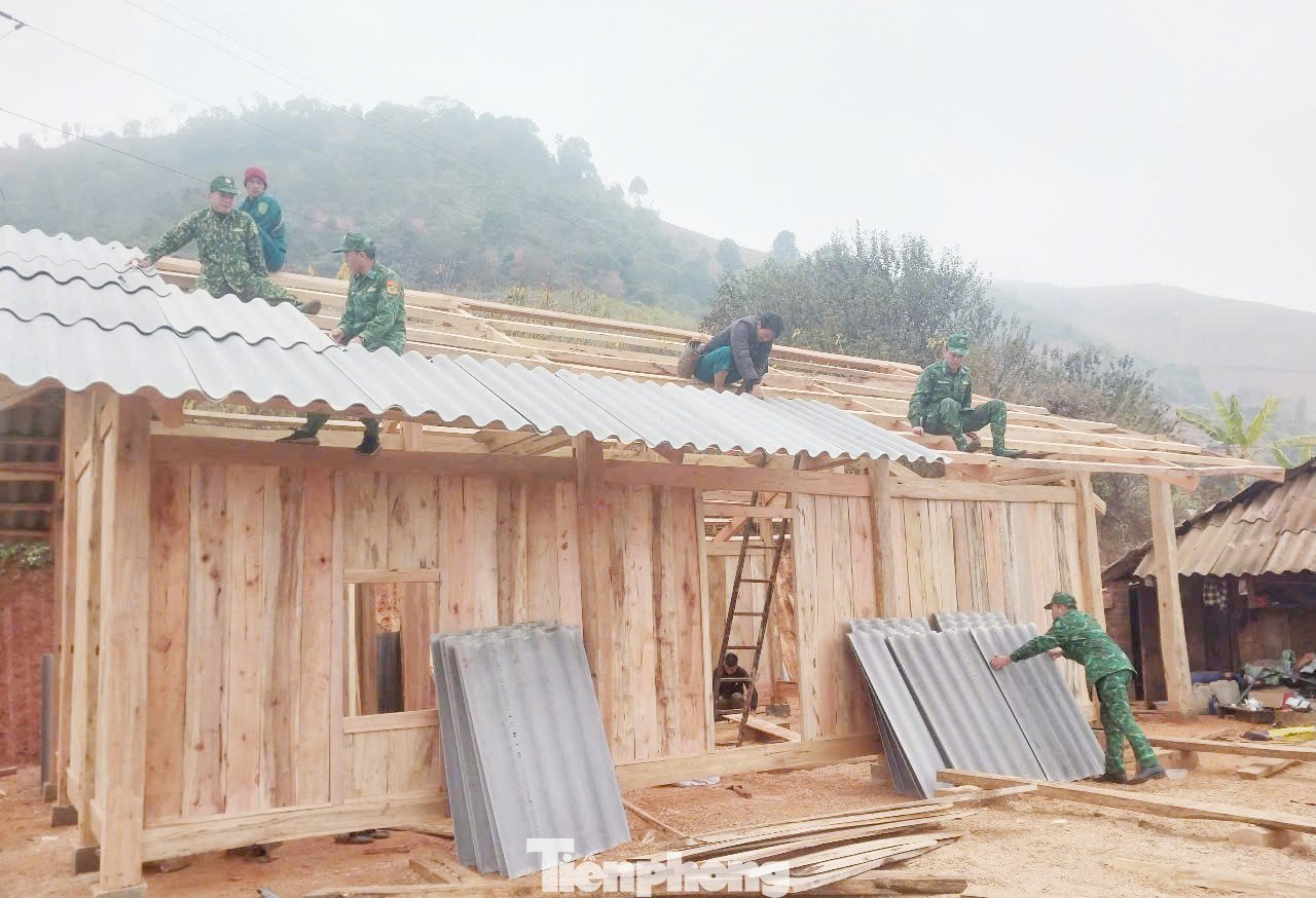 “Bên cạnh công tác xóa nhà tạm, nhà dột nát, BĐBP tỉnh Sơn La huy động nguồn vốn hợp pháp từ các tổ chức, cá nhân thực hiện có hiệu quả các mô hình phát triển kinh tế, giúp người dân xóa đói, giảm nghèo”, Trung tá Vi Văn Chương cho biết.