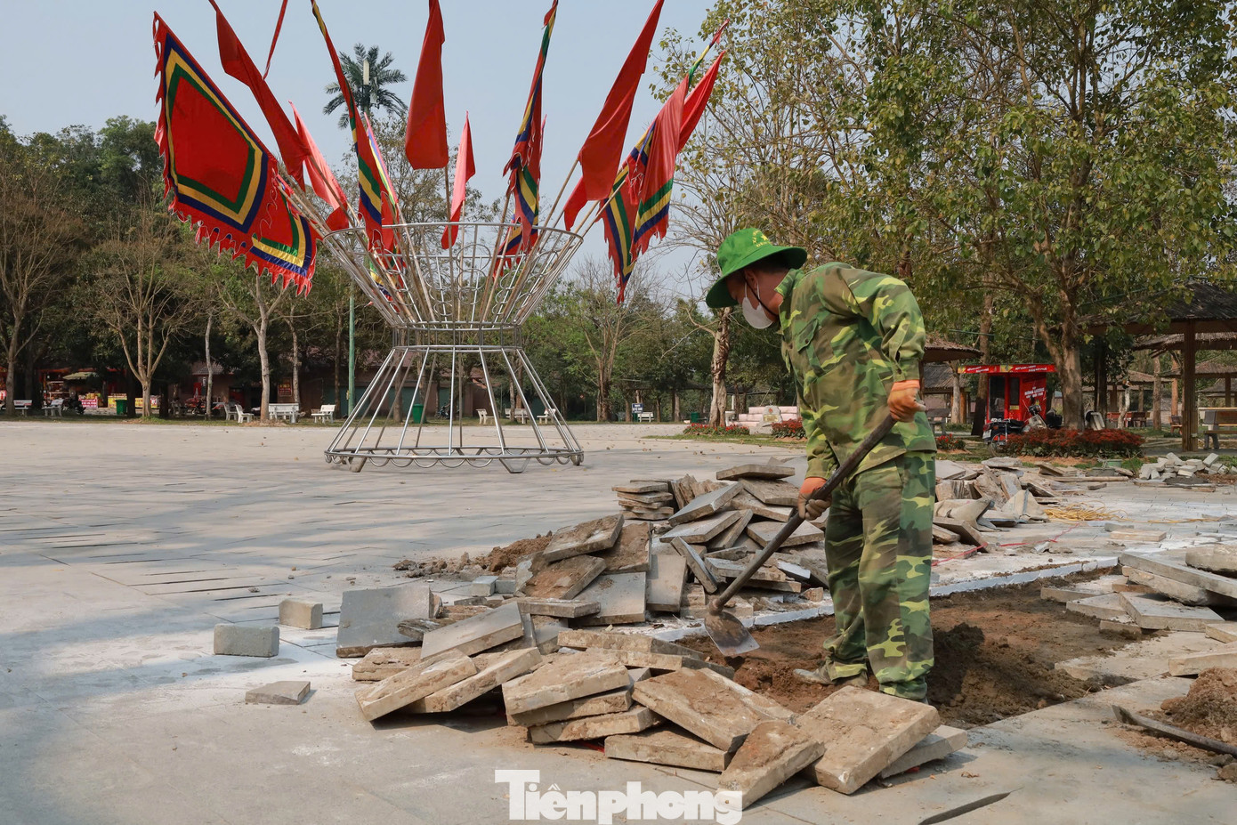 "Năm nay, ngoài chỉnh trang, tôn tạo các công trình, đơn vị còn yêu cầu các hộ kinh doanh ký cam kết không đổi tiền lẻ, không chèo kéo du khách, không ép giá và bán hàng theo đúng giá niêm yết, đảm bảo an ninh trật tự tại bãi đỗ xe…", ông Đạt nhấn mạnh thêm.