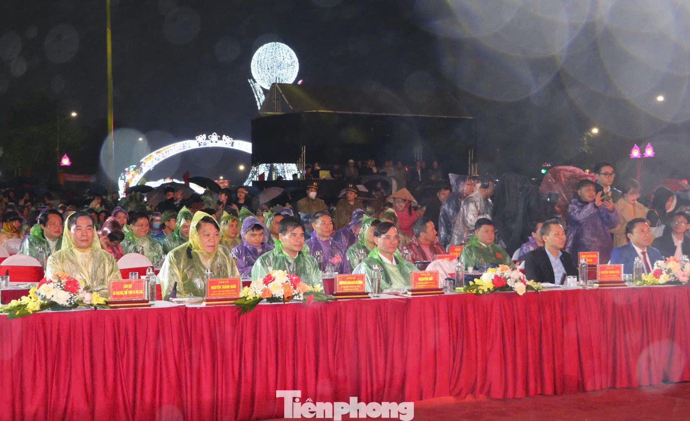 Các đại biểu và người dân dự buổi lễ.