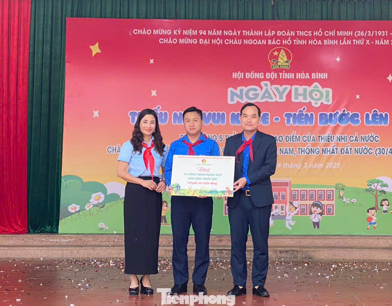 Tỉnh Đoàn Hòa Bình trao tặng Công trình măng non – Sân chơi thiếu cho Hội đồng Đội huyện Yên Thủy. Tỉnh Đoàn Hòa Bình trao tặng Công trình măng non – Sân chơi thiếu cho Hội đồng Đội huyện Yên Thủy.