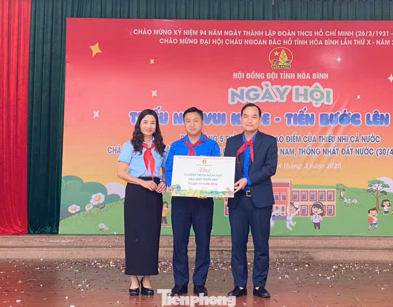 Tỉnh Đoàn Hòa Bình trao tặng Công trình măng non – Sân chơi thiếu cho Hội đồng Đội huyện Yên Thủy.