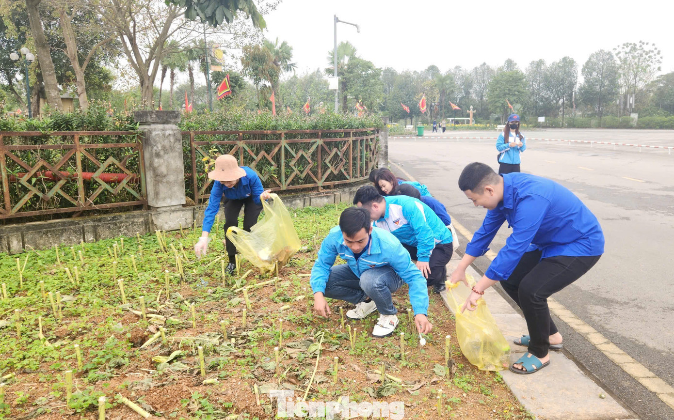 Cùng với các hoạt động trên, Tỉnh Đoàn cũng yêu cầu các cấp bộ Đoàn, Hội tập trung đẩy mạnh các hoạt động tuyên truyền trong cán bộ, đoàn viên thanh niên về giá trị, trách nhiệm gìn giữ, bảo tồn di sản văn hóa trên quê hương Đất Tổ; các di sản văn hóa phi vật thể đại diện của nhân loại được UNESCO vinh danh. Cùng với các hoạt động trên, Tỉnh Đoàn cũng yêu cầu các cấp bộ Đoàn, Hội tập trung đẩy mạnh các hoạt động tuyên truyền trong cán bộ, đoàn viên thanh niên về giá trị, trách nhiệm gìn giữ, bảo tồn di sản văn hóa trên quê hương Đất Tổ; các di sản văn hóa phi vật thể đại diện của nhân loại được UNESCO vinh danh.