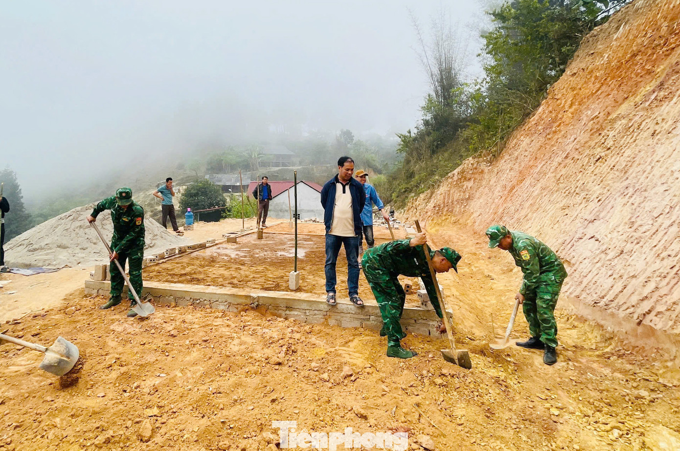 Theo số liệu thống kê, rà soát, Bộ Chỉ huy BĐBP tỉnh Sơn La đã tham gia tu sửa nhà, xây dựng mới nhà ở cho hộ gia đình nghèo đảm bảo “3 cứng” (nền cứng, khung-tường cứng, mái cứng) cho bà con nhân dân; triển khai xây dựng, sửa chữa và xây mới được 68 nhà cho các hộ gia đình có hoàn cảnh đặc biệt khó khăn ở khu vực biên giới.