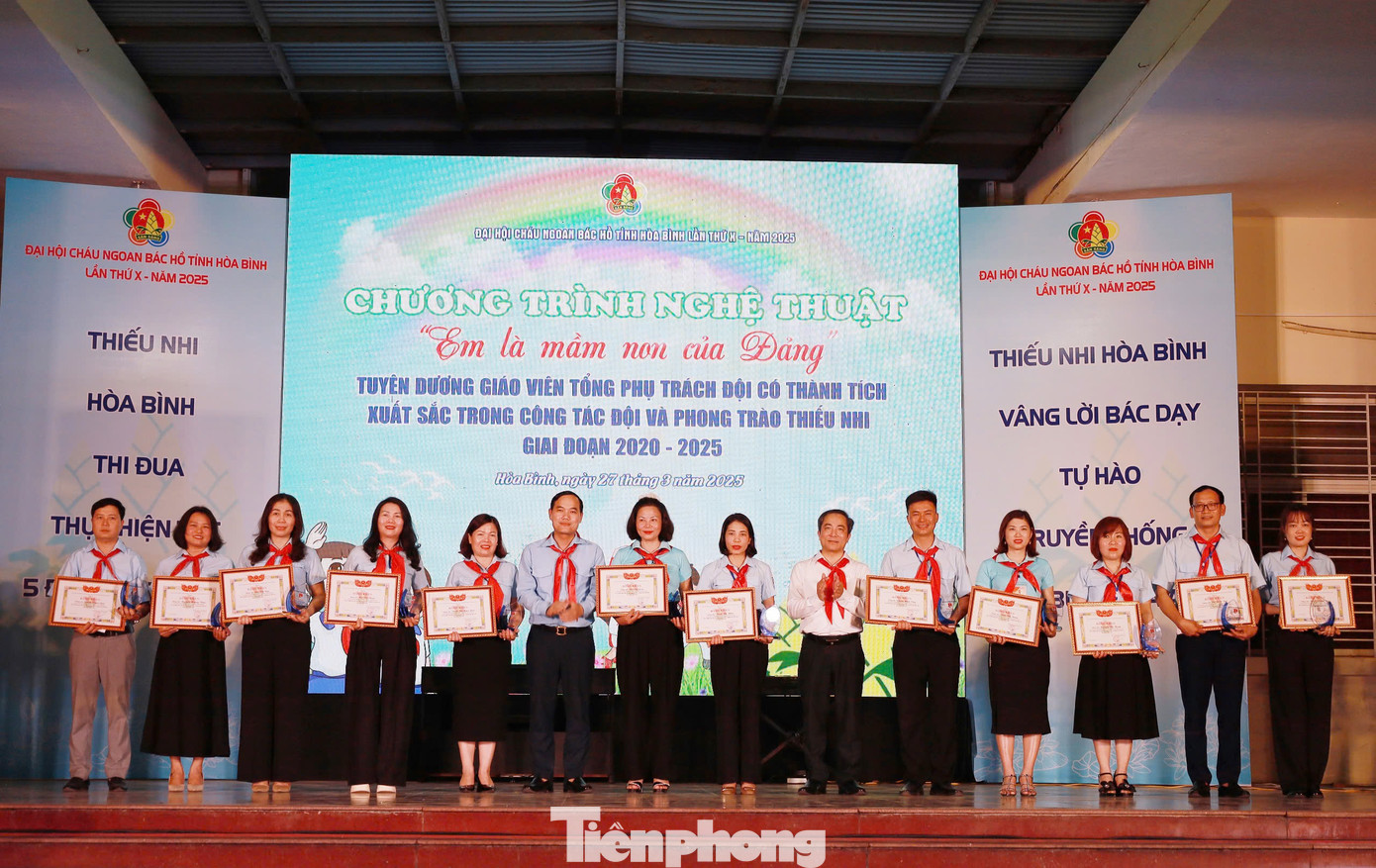 Ông Nguyễn Văn Lâm - Phó Ban Tuyên giáo - Dân vận Tỉnh ủy Hòa Bình, anh Nguyễn Văn Luân - Phó Bí thư Tỉnh Đoàn trao bằng khen cho giáo viên Tổng phụ trách Đội tiêu biểu có thành tích xuất sắc.