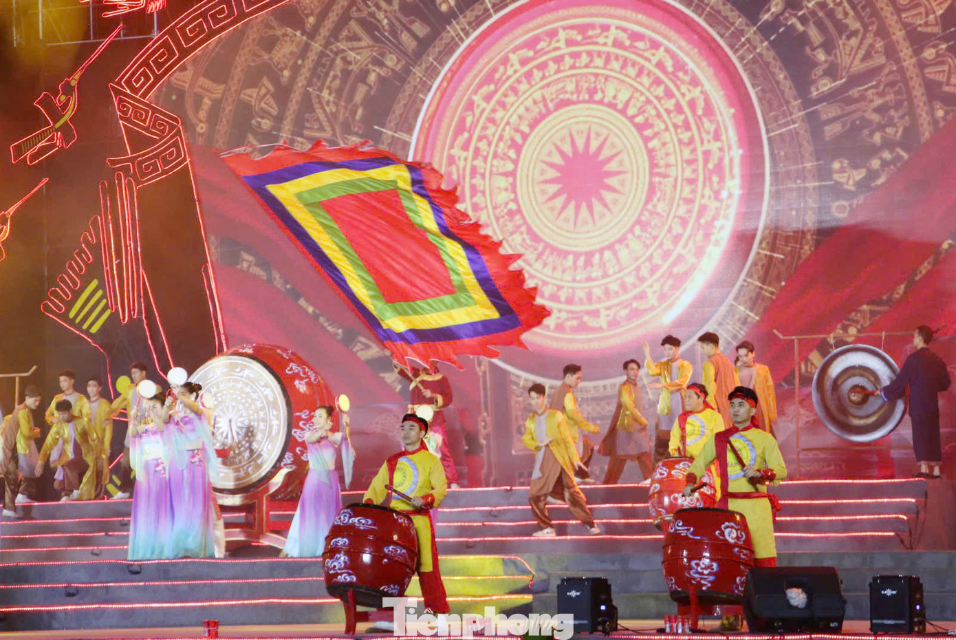 Các tiết mục nghệ thuật đặc sắc nhằm giáo dục truyền thống, đạo lý Uống nước nhớ nguồn, củng cố khối đại đoàn kết toàn dân tộc.