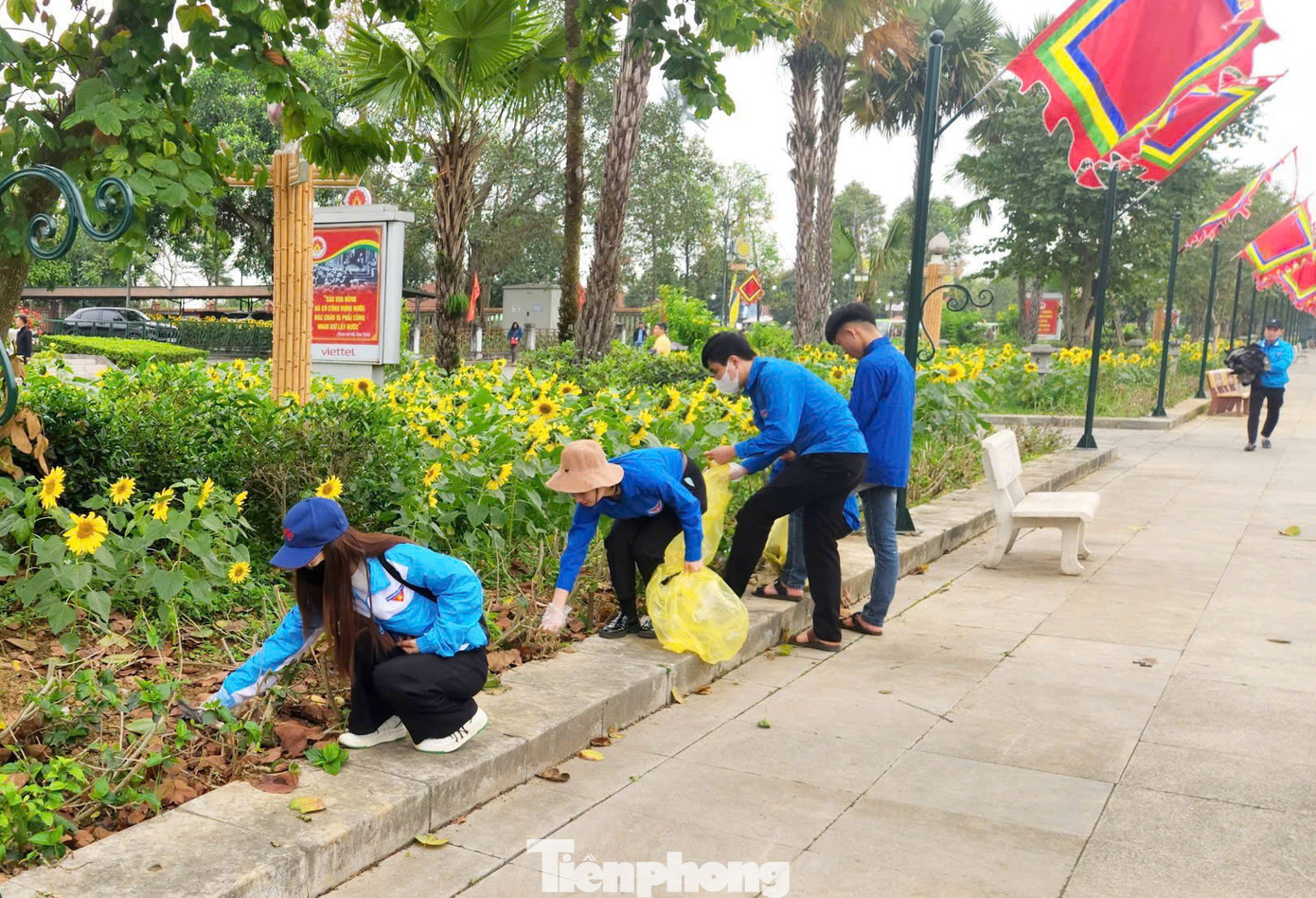 Bên cạnh đó, thanh niên tình nguyện tham gia tuyên truyền giữ gìn vệ sinh môi trường, hướng dẫn giúp đỡ du khách, trực tiếp thu gom rác thải tại Khu di tích lịch sử Đền Hùng trong thời gian diễn ra lễ hội; tham dự các chuỗi hoạt động trong Tuần văn hóa Du lịch Đất Tổ năm Ất Tỵ 2025... Bên cạnh đó, thanh niên tình nguyện tham gia tuyên truyền giữ gìn vệ sinh môi trường, hướng dẫn giúp đỡ du khách, trực tiếp thu gom rác thải tại Khu di tích lịch sử Đền Hùng trong thời gian diễn ra lễ hội; tham dự các chuỗi hoạt động trong Tuần văn hóa Du lịch Đất Tổ năm Ất Tỵ 2025...