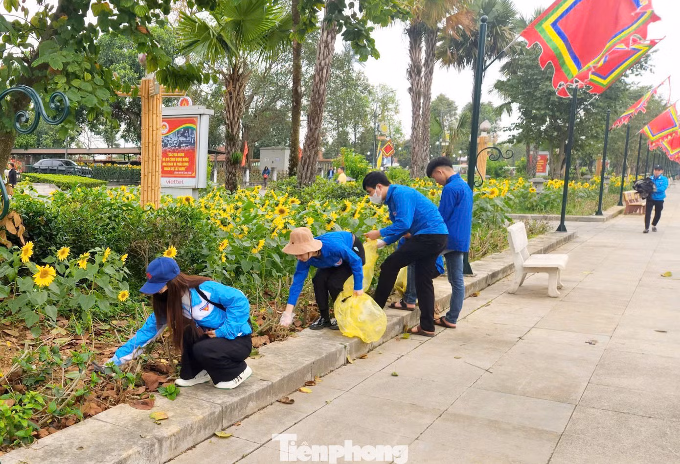 Bên cạnh đó, thanh niên tình nguyện tham gia tuyên truyền giữ gìn vệ sinh môi trường, hướng dẫn giúp đỡ du khách, trực tiếp thu gom rác thải tại Khu di tích lịch sử Đền Hùng trong thời gian diễn ra lễ hội; tham dự các chuỗi hoạt động trong Tuần văn hóa Du lịch Đất Tổ năm Ất Tỵ 2025...