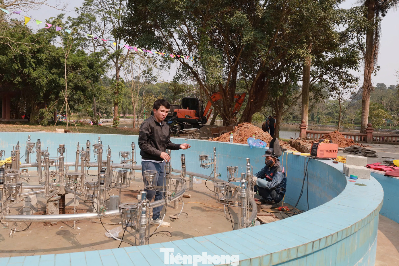 Đồng thời duy tu, sửa chữa hệ thống cấp nước, hệ thống điện, công trình vệ sinh công cộng và trồng, thay thế hoa, cây cảnh quanh khu di tích…