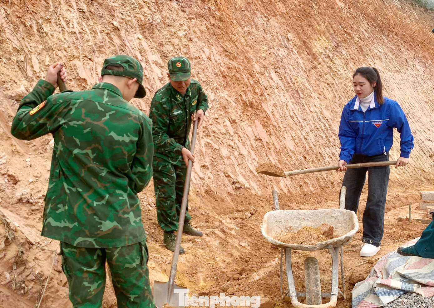 Chung tay cùng địa phương xóa nhà tạm, dột nát vào năm 2025, BĐBP tỉnh tiếp tục làm tốt công tác tuyên truyền vận động các tổ chức, cá nhân, huy động các nguồn lực để chung tay thực hiện phong trào xóa nhà tạm, nhà dột nát.