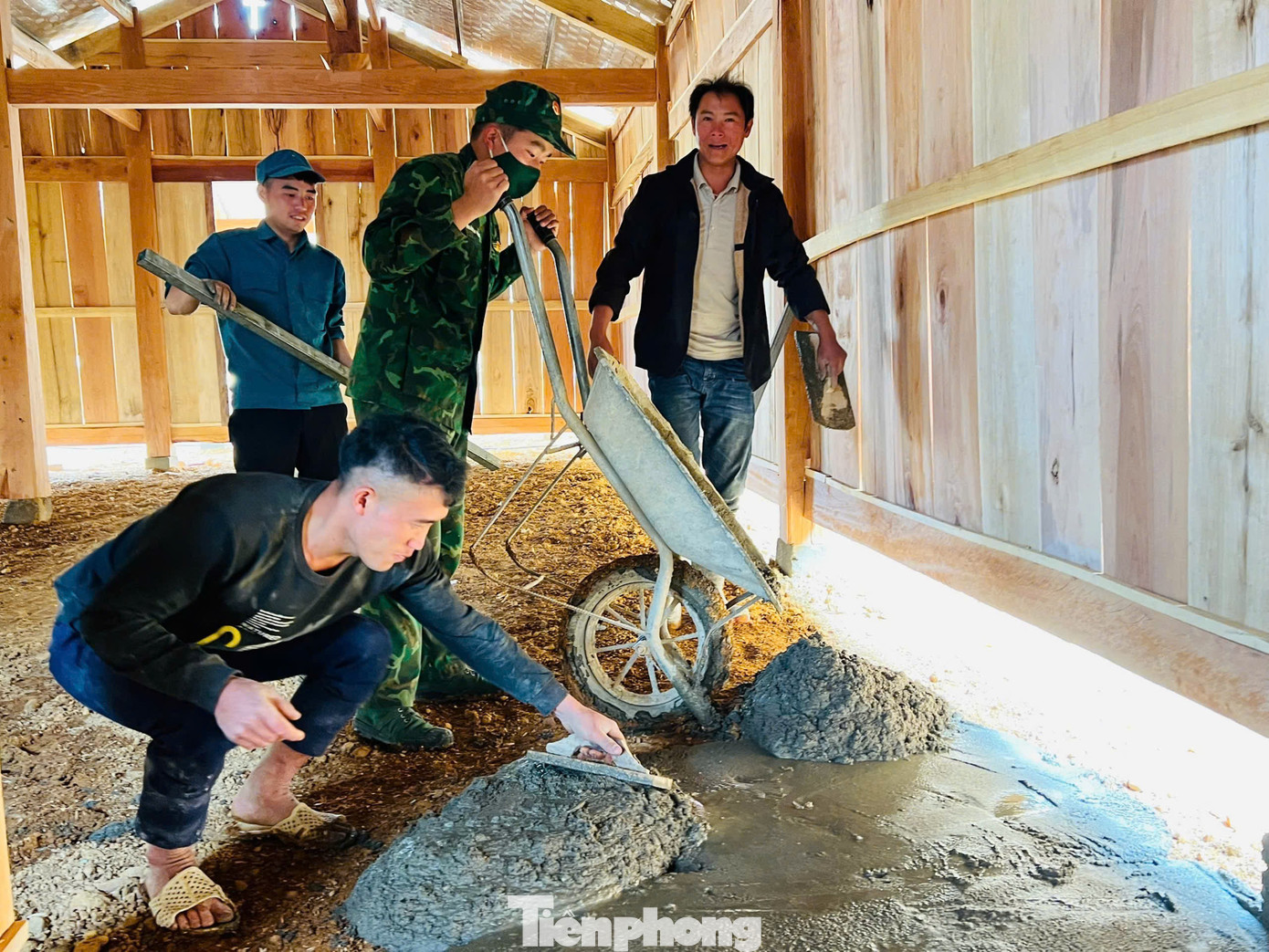 Ngoài ra, Bộ Chỉ huy BĐBP tỉnh Sơn La khuyến khích các chỉ huy đơn vị bằng uy tín, trách nhiệm cá nhân phải vận động nguồn kinh phí để xóa được được ít nhất 1 nhà tạm, nhà dột nát cho nhân dân.