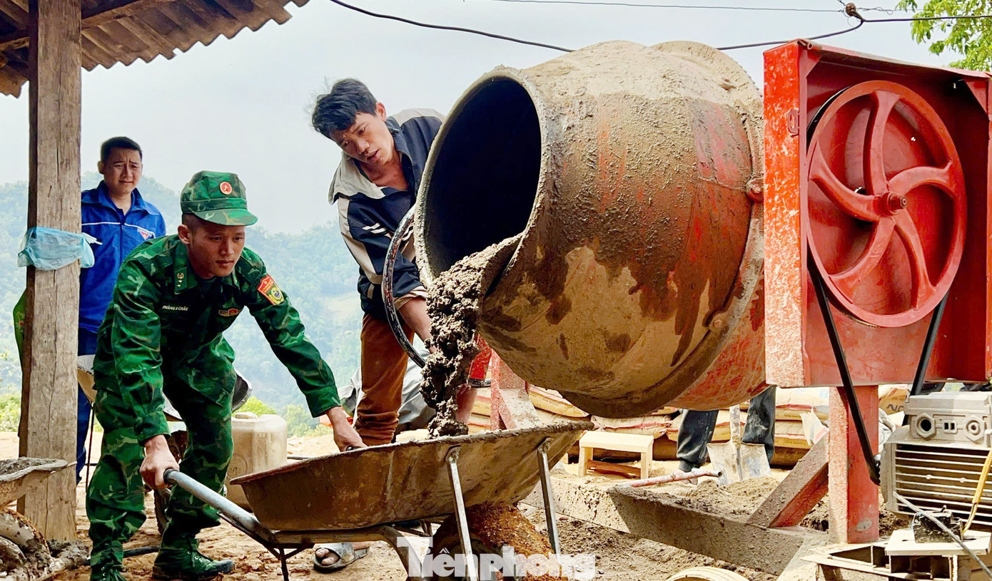 Thực hiện phong trào xóa nhà tạm, nhà dột nát trên địa bàn tỉnh năm 2025, BĐBP tỉnh Sơn La tham gia với tinh thần, trách nhiệm cao nhất, coi đây là nhiệm vụ quan trọng, có ý nghĩa nhân văn sâu sắc.