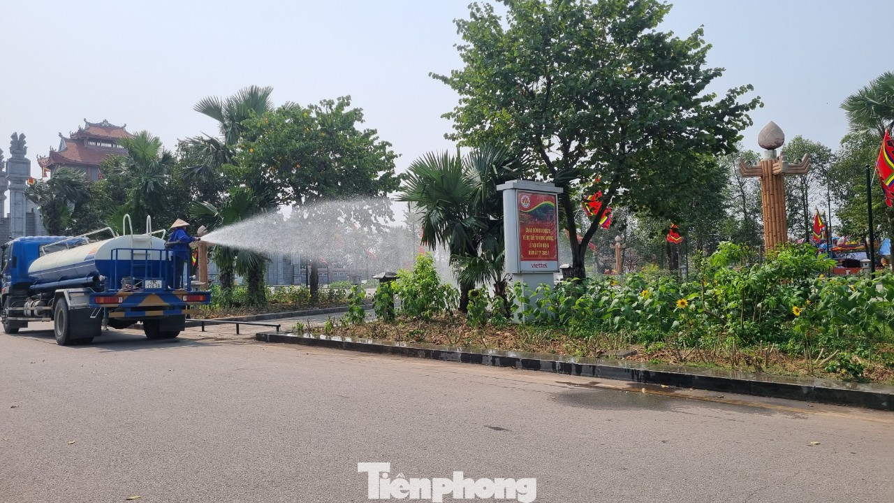 Trời hanh khô bất thường trong tháng 3, công nhân Ban Quản lý di tích đền Hùng tăng cường tưới cây, đảm bảo cảnh quan đẹp nhất cho lễ Giỗ Tổ Hùng Vương.
