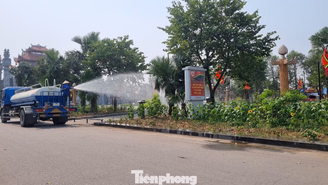 Trời hanh khô bất thường trong tháng 3, công nhân Ban Quản lý di tích đền Hùng tăng cường tưới cây, đảm bảo cảnh quan đẹp nhất cho lễ Giỗ Tổ Hùng Vương.