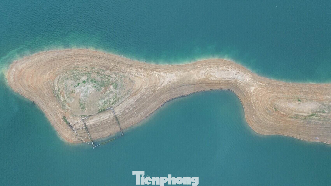 Theo thiết kế của nhà máy Thủy điện Hòa Bình, khi cột áp định mức dưới 88m, việc phát điện của các tổ máy không đạt công suất và khi cột áp định mức xuống 80m được xem là mực nước “chết”. Lúc này, không được phép vận hành tổ máy phát điện vì không đủ áp lực nước làm quay các tua bin, dẫn đến hỏng tua bin.