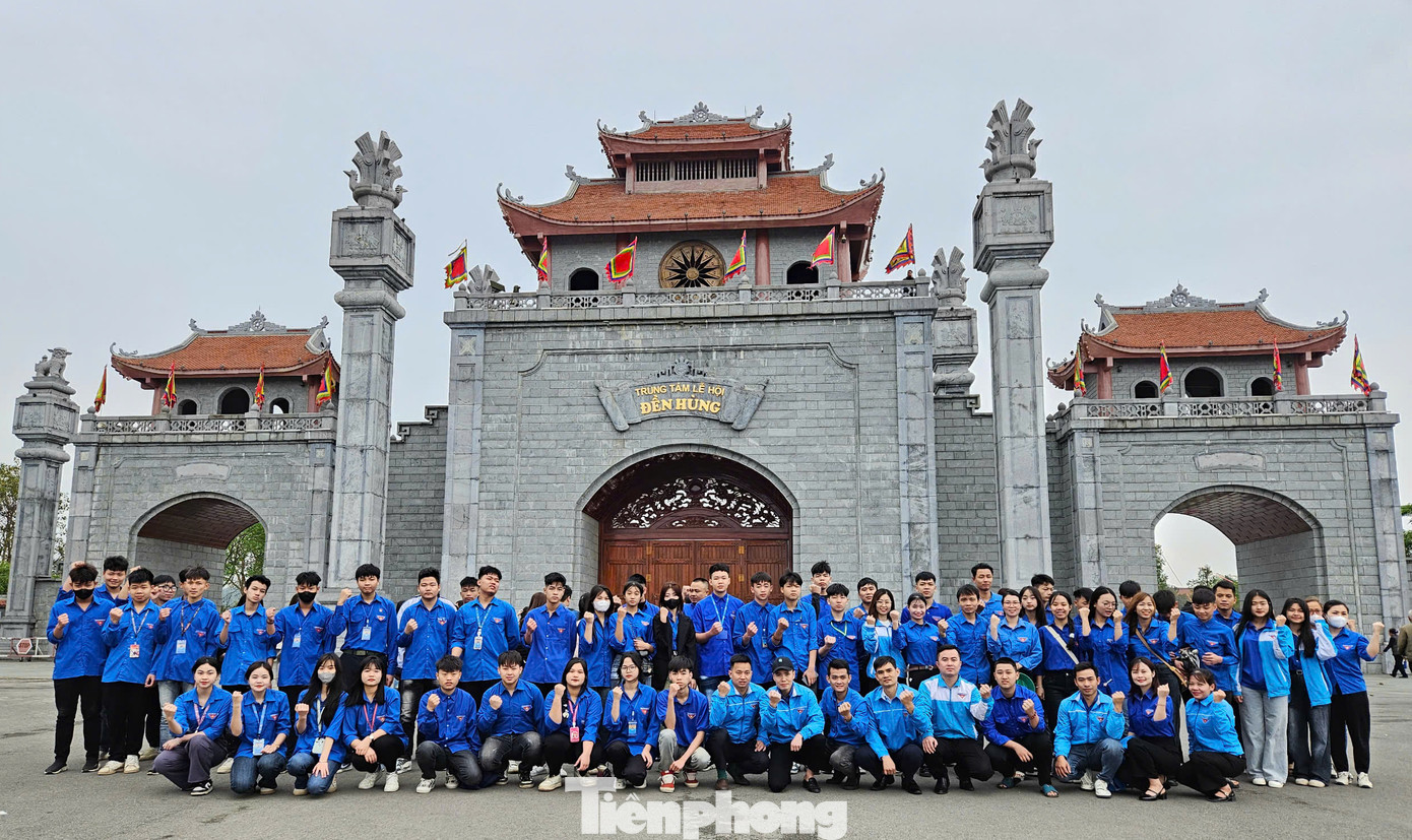 Theo chị Đinh Thị Tuyết Mai - Phó Bí thư Tỉnh Đoàn Phú Thọ, các đội thanh niên tình nguyện triển khai hoạt động trong thời gian từ ngày 29/3-7/4 (tức mùng 1-10/3 năm Ất Tỵ) với gần 4.000 đoàn viên thanh niên tham gia. Theo chị Đinh Thị Tuyết Mai - Phó Bí thư Tỉnh Đoàn Phú Thọ, các đội thanh niên tình nguyện triển khai hoạt động trong thời gian từ ngày 29/3-7/4 (tức mùng 1-10/3 năm Ất Tỵ) với gần 4.000 đoàn viên thanh niên tham gia.