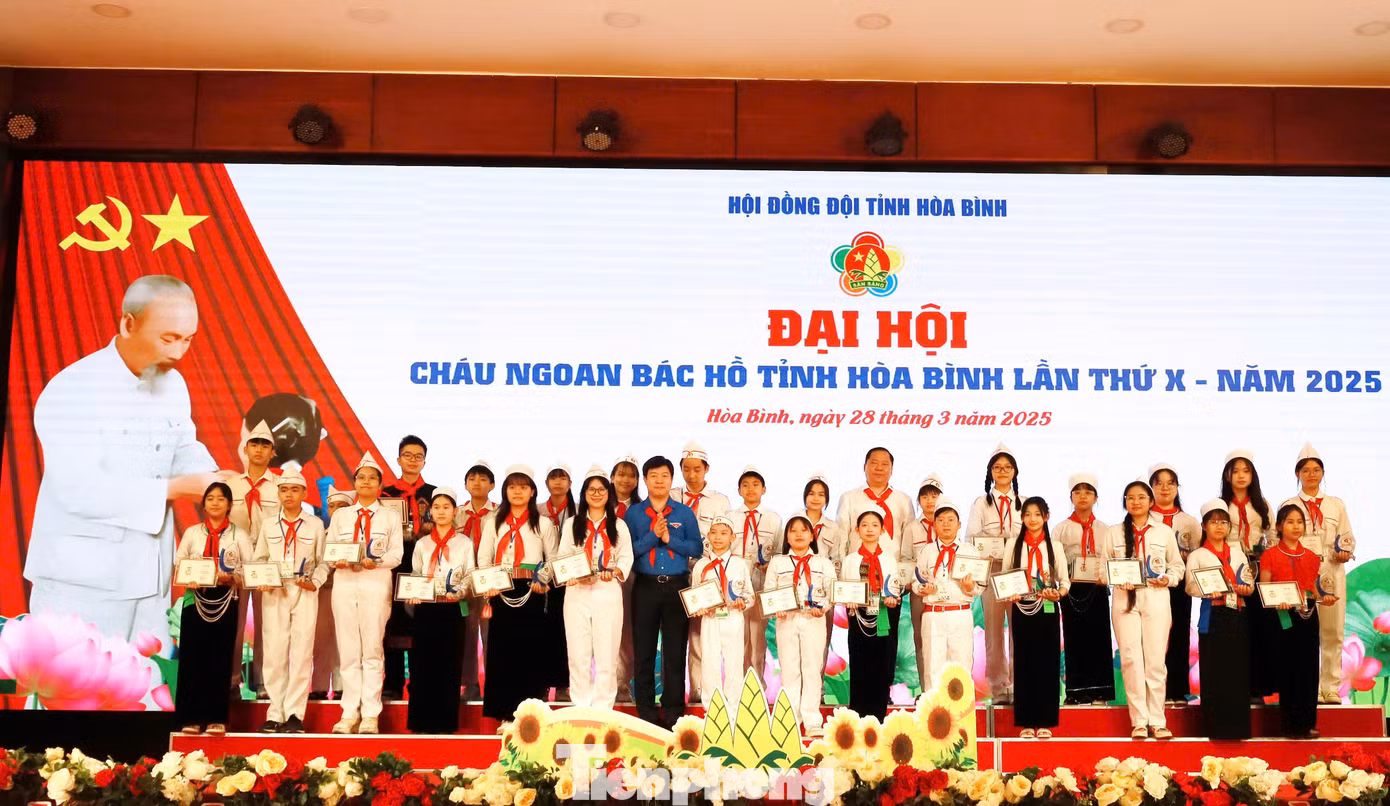 Đại biểu trao tặng danh hiệu "Cháu ngoan Bác Hồ" cho 270 thiếu nhi Hòa Bình.