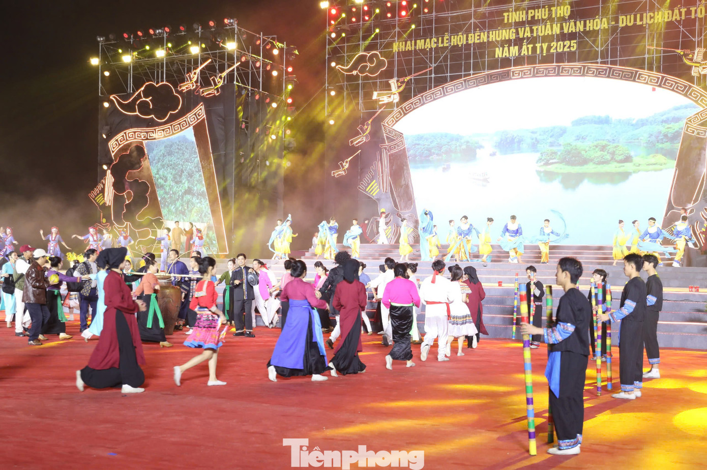 Tiết mục nghệ thuật tôn vinh giá trị văn hóa dân tộc.