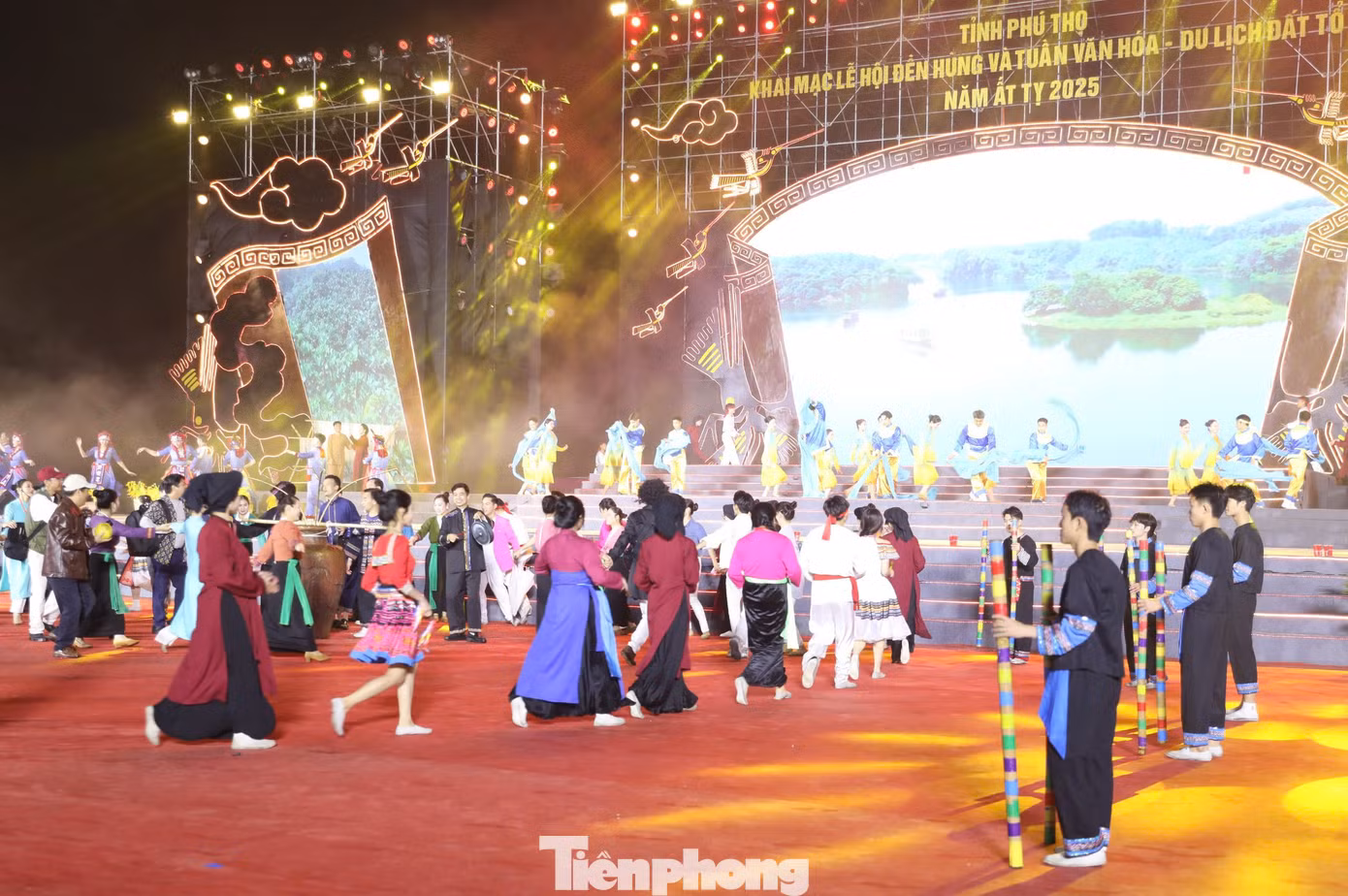 Tiết mục nghệ thuật tôn vinh giá trị văn hóa dân tộc.