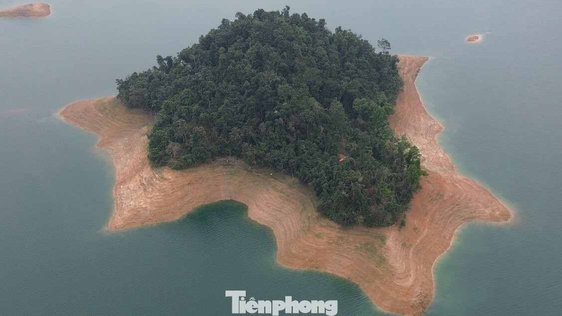 Trong những ngày này, đi thuyền trên hồ Thủy điện Hòa Bình, mọi người có thể cảm nhận được mực nước của hồ xuống thấp. Theo nhiều người dân nuôi cá trên lòng hồ, mực nước năm nay thấp hơn nhiều so với cùng kỳ năm 2024.