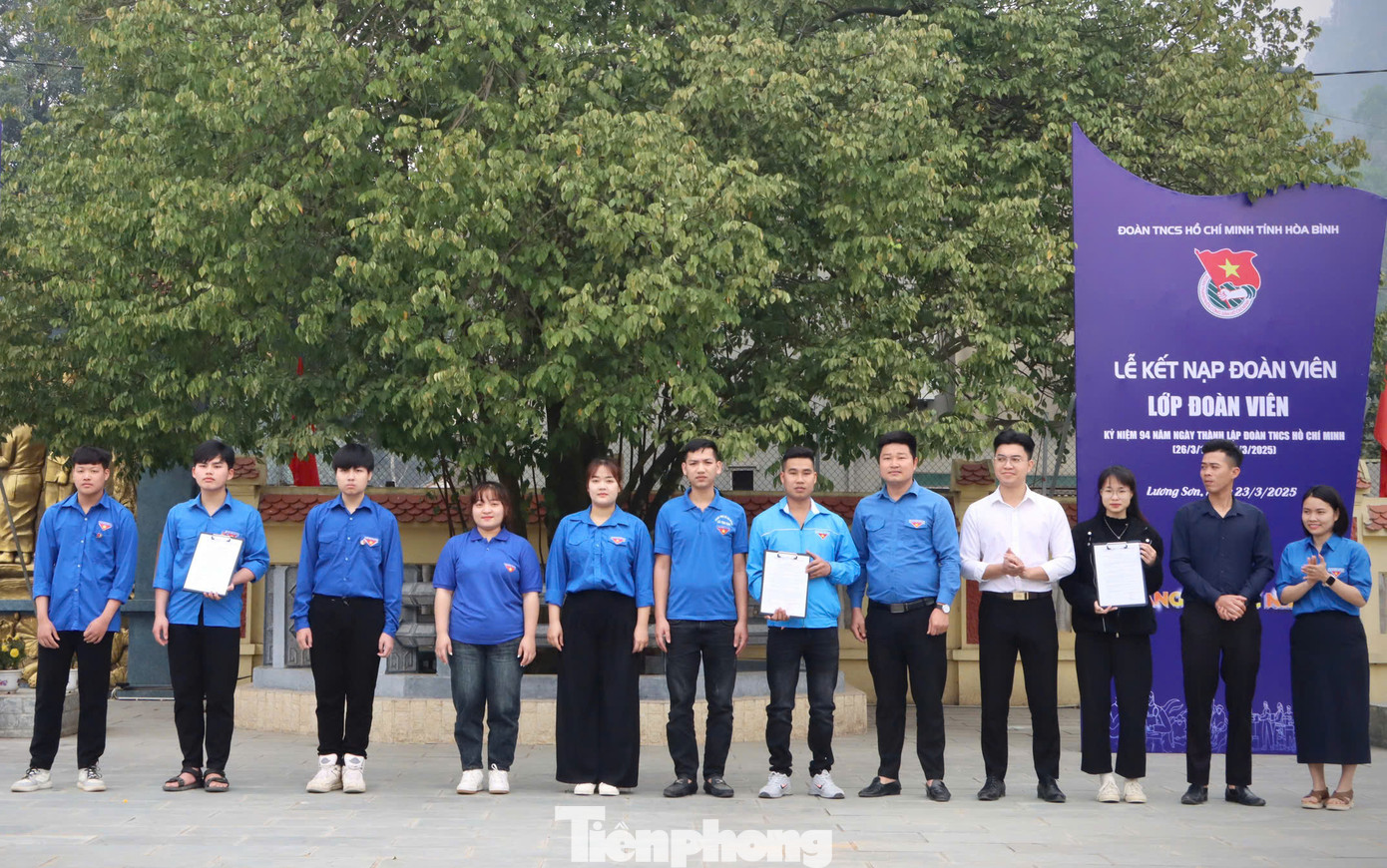 Ban Thường vụ Tỉnh Đoàn Hòa Bình trao quyết định thành lập chi đoàn cho 3 doanh nghiệp ngoài khu vực nhà nước ở huyện Lương Sơn.