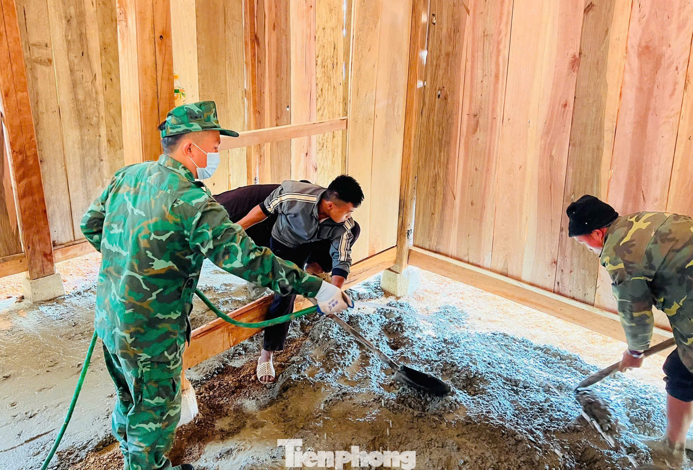 Ngoài ra, Bộ Chỉ huy BĐBP tỉnh Sơn La khuyến khích các chỉ huy đơn vị bằng uy tín, trách nhiệm cá nhân phải vận động nguồn kinh phí để xóa được được ít nhất 1 nhà tạm, nhà dột nát cho nhân dân.