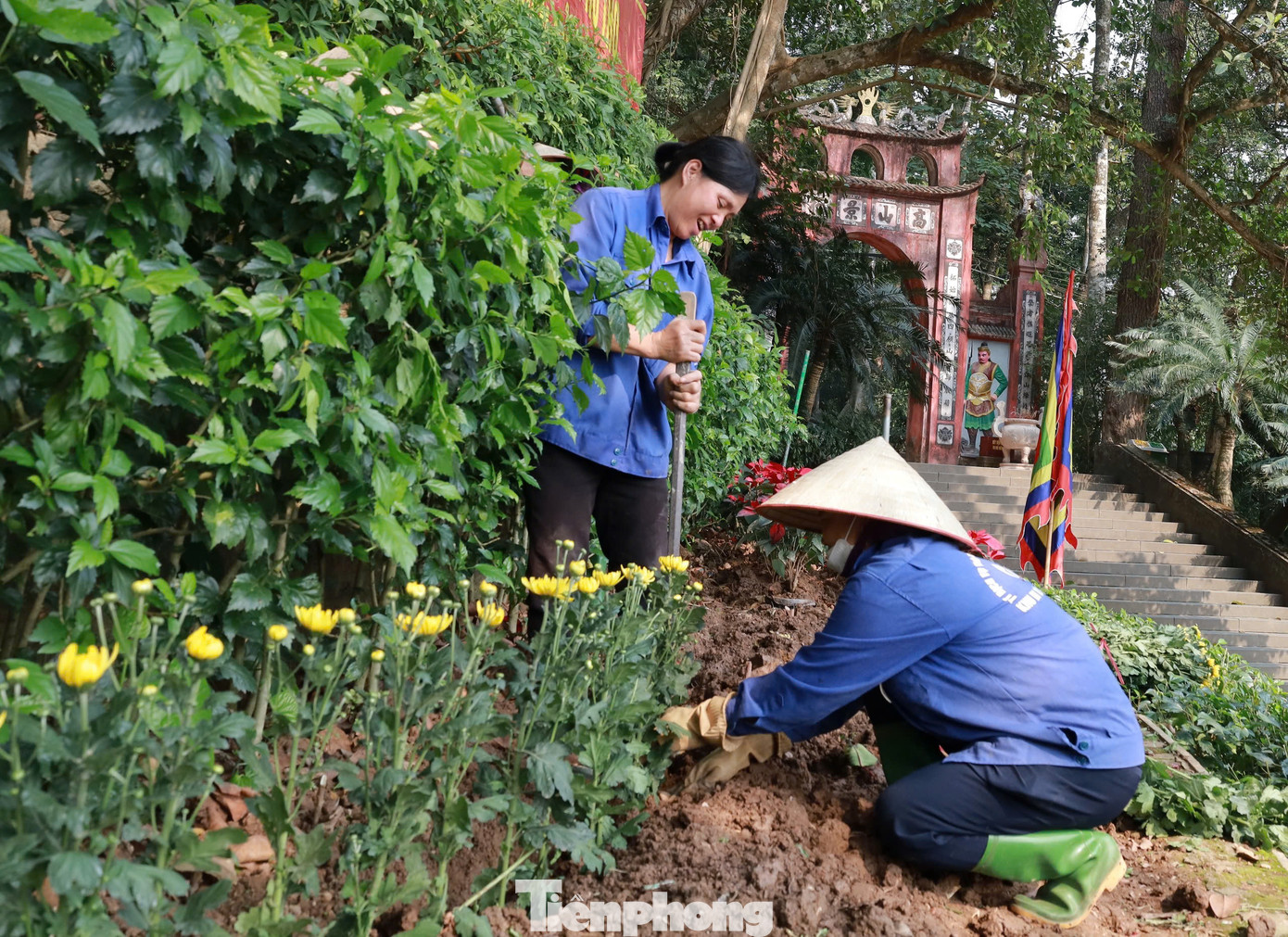 Công nhân trồng hoa tạo cảnh quan trong Khu di tích lịch sử đền Hùng.