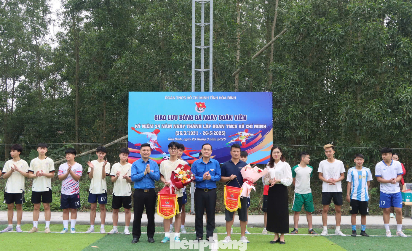 Trong khuôn khổ chương trình, còn diễn ra giao lưu bóng đá giữa các cơ sở đoàn của huyện Lương Sơn, tỉnh Hòa Bình.