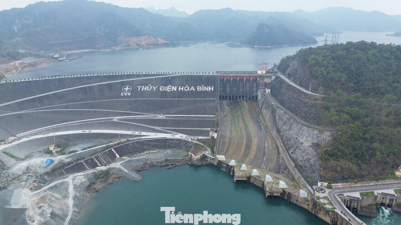 “Giảm mực nước ở hồ Thủy điện Hòa Bình đã được các cơ quan có thẩm quyền phê duyệt. Việc giảm mực nước không ảnh hưởng đến kế hoạch sản xuất điện của nhà máy Thủy điện Hòa Bình và kế hoạch điều tiết nước tưới tiêu phục vụ sản xuất nông nghiệp cho vùng hạ du”, ông Công cho hay.