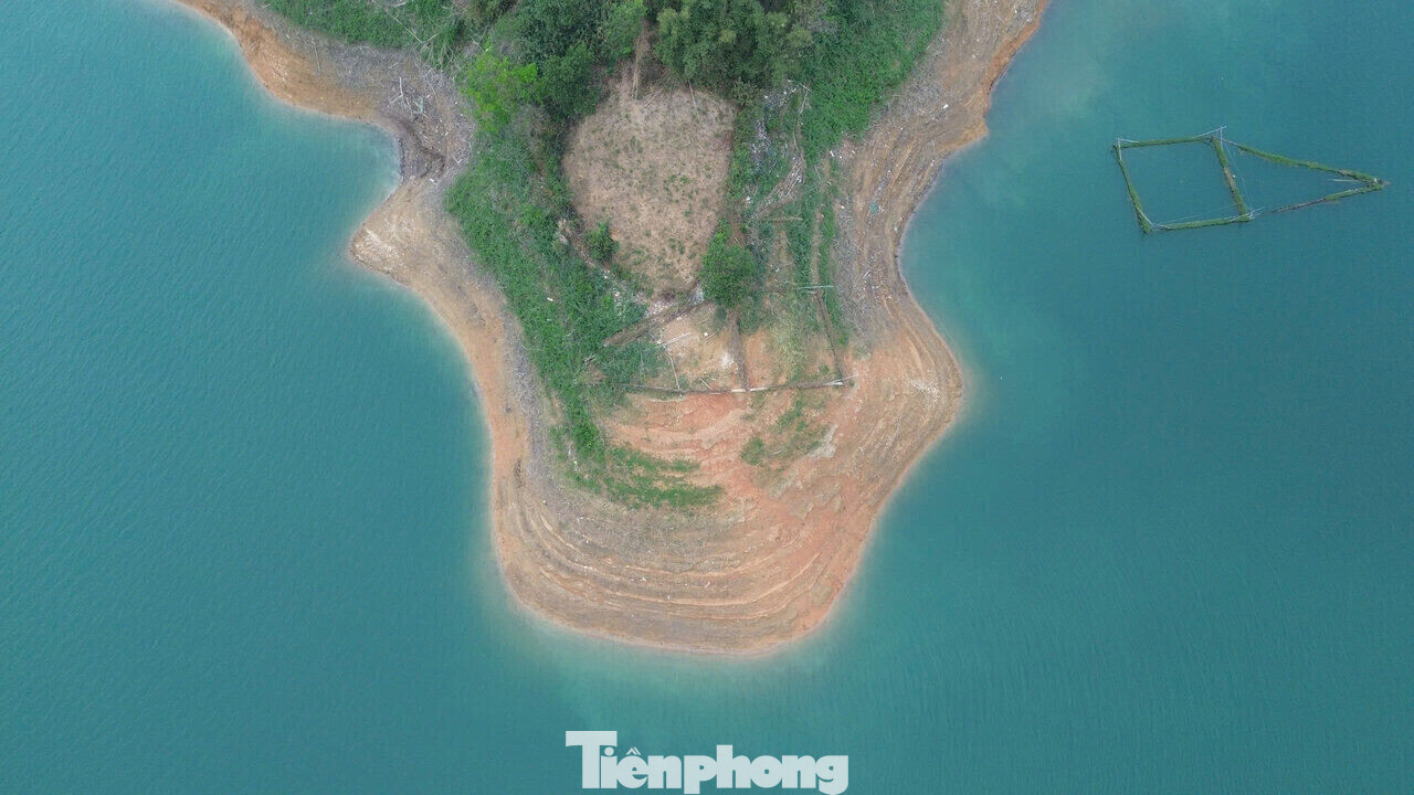 Ông Đặng Trần Công - Phó Trưởng phòng Hành chính và Lao động, Công ty Thủy điện Hòa Bình cho biết, vào 13h, ngày 28/3, cột áp định mức nước hồ Thủy điện Hòa Bình là 90,5m. Cột áp định mức nước hồ này còn tiếp tục giảm theo kế hoạch, nhằm đảm bảo an toàn phục vụ phá dỡ đê quây dự án nhà máy Thủy điện Hòa Bình mở rộng.