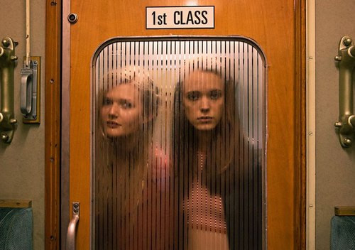 Stacy Martin (phải) trong vai Joe thời trẻ và cô bạn B lên kế hoạch ngủ với đàn ông để đổi lấy chocolate