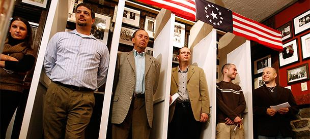 10 cử tri của thị trấn Dixville Notch, phía bắc New Hampshire đứng vào vị trí sẵn sàng bỏ phiếu bầu cử tổng thống Mỹ . 10 cử tri của thị trấn Dixville Notch, phía bắc New Hampshire đứng vào vị trí sẵn sàng bỏ phiếu bầu cử tổng thống Mỹ