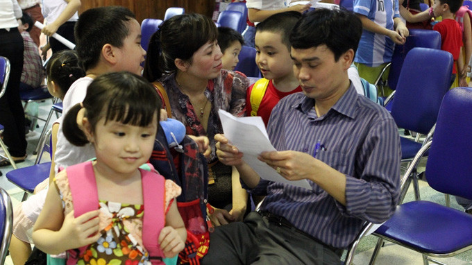 Phụ huynh vào tận phòng đón con sau một ngày thi - Ảnh: TIỂU MÃ