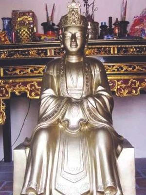 Bức tượng thân mẫu vua Đinh Tiên Hoàng. Ảnh: Đặng Hùng