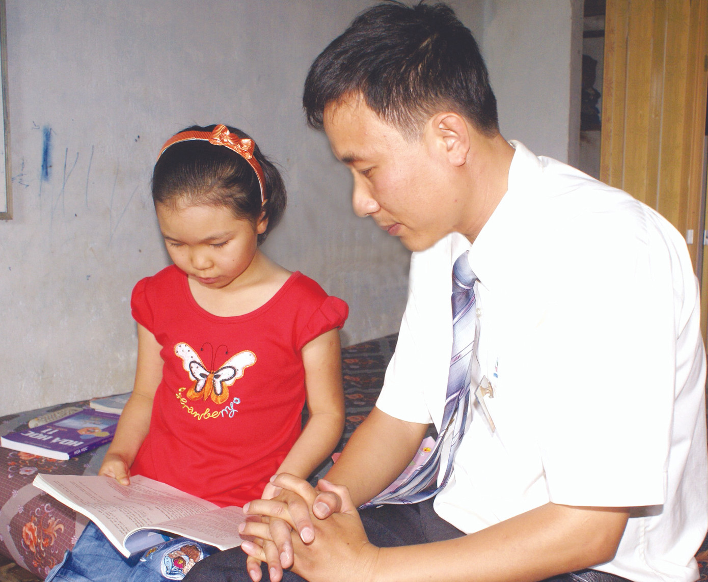 Cháu Ngọc và thầy Việt - người thầy đầu tiên Ảnh: Kim Anh . Cháu Ngọc và thầy Việt - người thầy đầu tiên Ảnh: Kim Anh