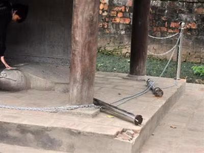 Hàng rào xích sắt bị kéo đổ. Ảnh : Thuận Phong