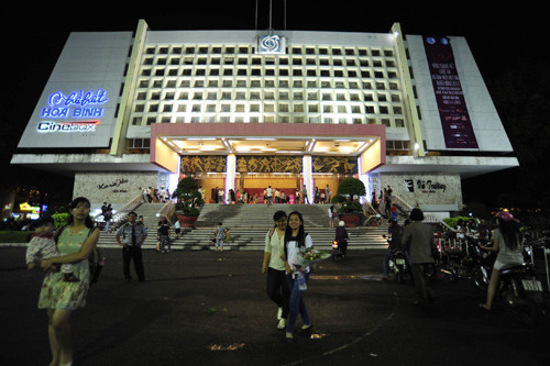 Bên ngoài Nhà hát Hòa Bình (TP HCM), nơi đang diễn ra đêm chung kết cuộc thi 'Nữ sinh viên Việt Nam duyên dáng 2013'