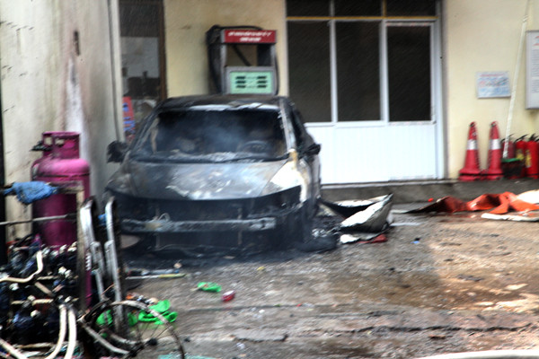 Chiếc ô tô nằm tại khu vực cây xăng cũng biến thành tro