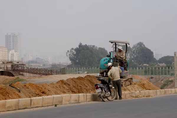 Máy ủi vẫn đang hoạt động. Máy ủi vẫn đang hoạt động