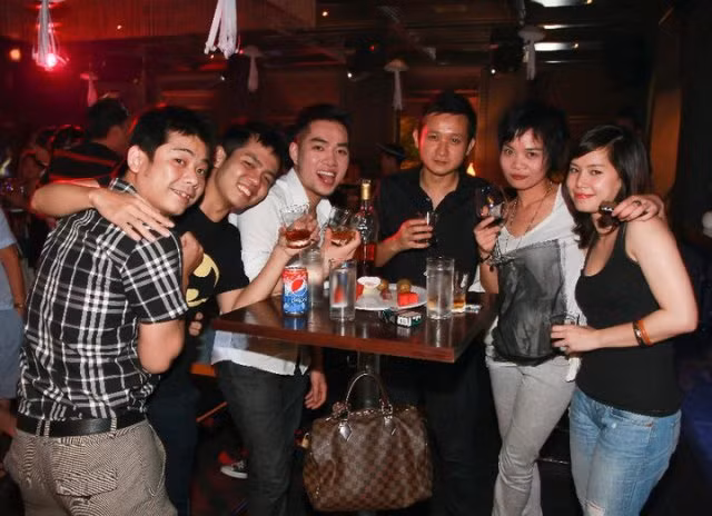 Các bạn trẻ tới Bar giải trí sau những giờ học, làm việc căng thẳng. Các bạn trẻ tới Bar giải trí sau những giờ học, làm việc căng thẳng