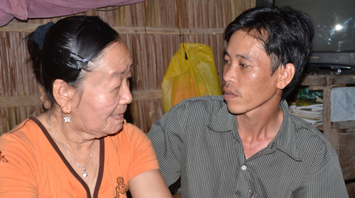 và chị Phượng cùng với chồng vượt qua hoàn cảnh bệnh tật hiện giờ - Ảnh: Ngọc Hậu