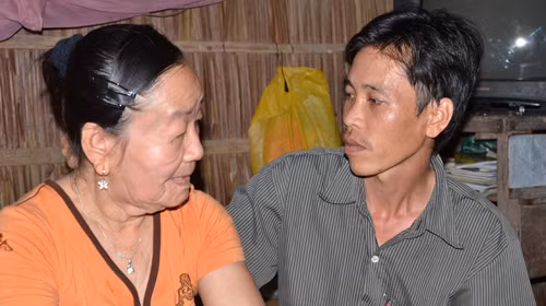 và chị Phượng cùng với chồng vượt qua hoàn cảnh bệnh tật hiện giờ - Ảnh: Ngọc Hậu